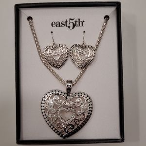 NWT Silver Heart Necklace Set